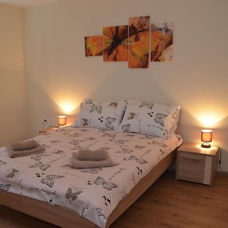 Apartment Marija Sremska Mitrovica Bagian luar foto